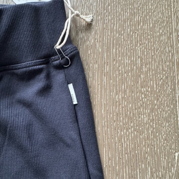 Vuori pose pants in black - Picture 9 of 16